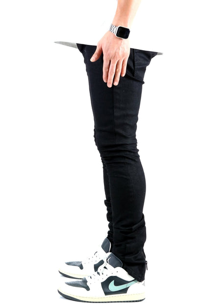 Side view of the black skinny jeans with hand in pocket