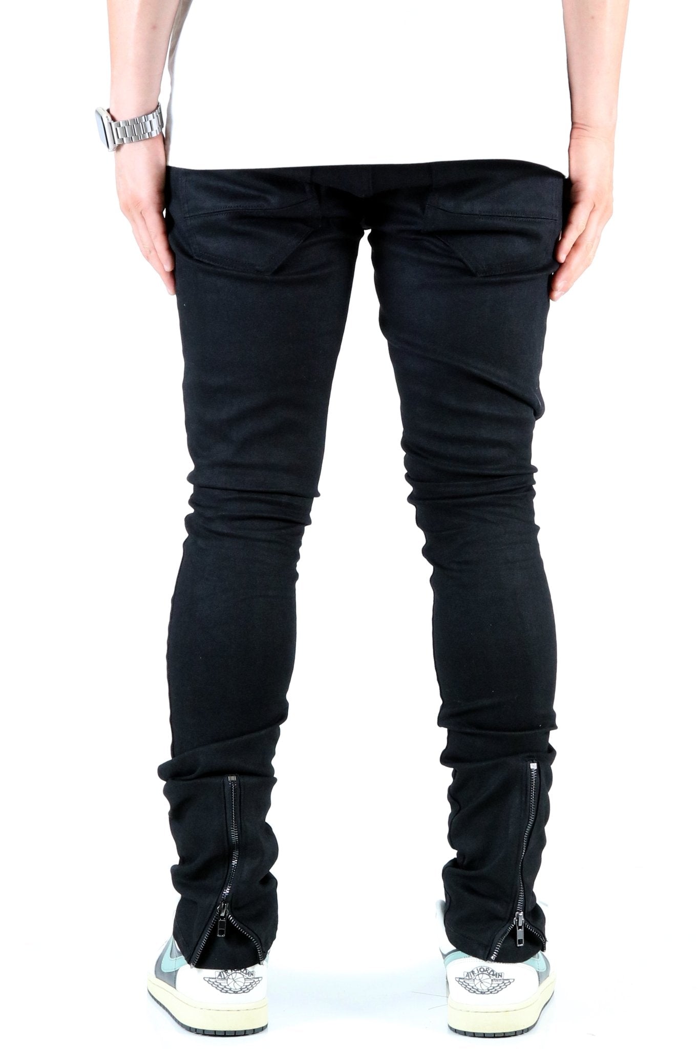 Side view of the black skinny jeans with hand in pocket