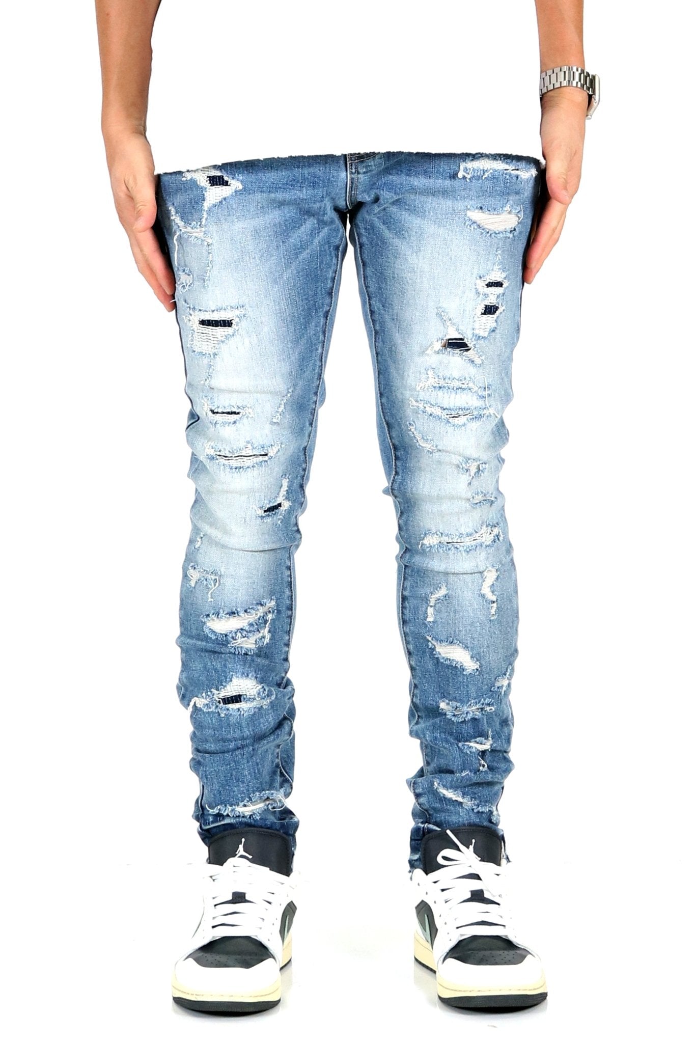 Front view of the blue distressed skinny jeans with ripped details.