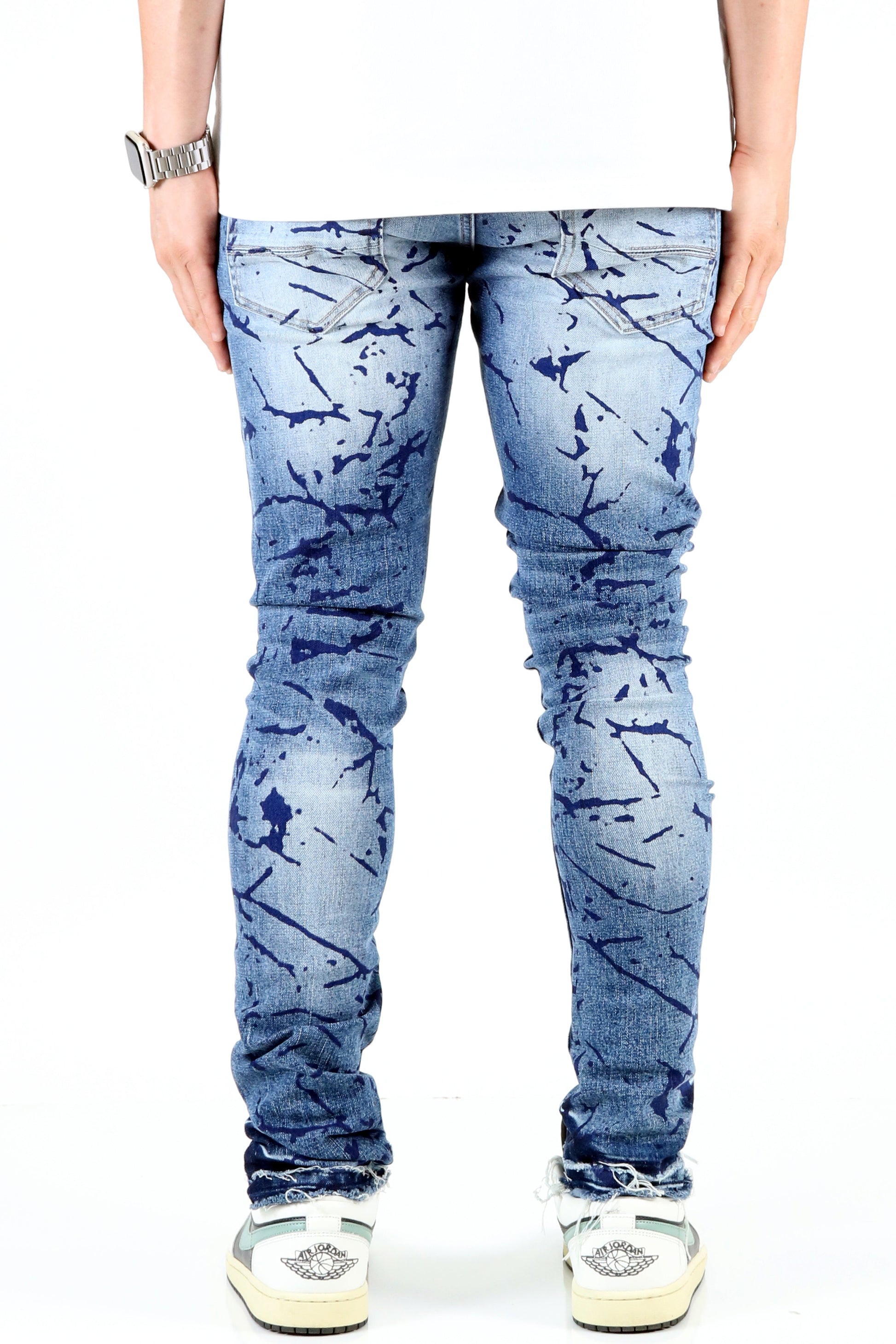 Front view of the blue ripped skinny jeans highlighting the details.